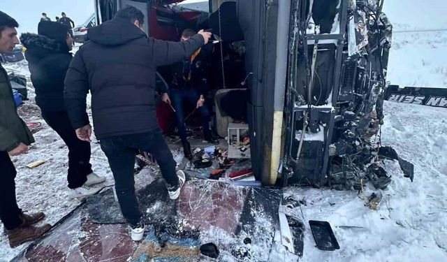 Buzlanan yolda devrilen otobüste 11 kişi yaralandı