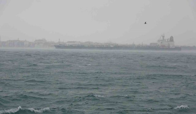 Çanakkale Boğazı kötü hava şartları ve akıntı nedeniyle transit gemi geçişlerine kapatıldı