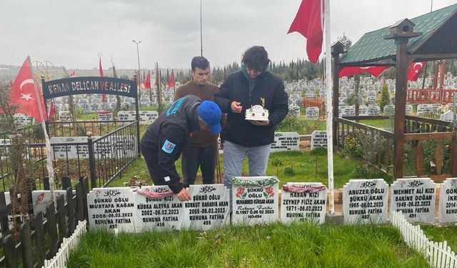 Depremde hayatını kaybeden Korkut’un doğum günü pastası mezarına bırakıldı