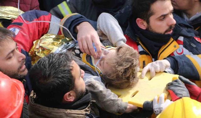 Diyarbakır’da depremde ailesinden 5 kişiyi kaybeden Beşir’e dayısı ve teyzesi umut oldu