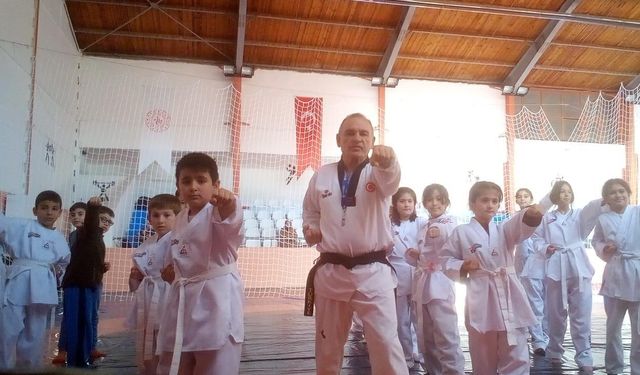 Gençlere taş çıkartan 64 yaşındaki taekwondocu çocuklar için kolları sıvadı