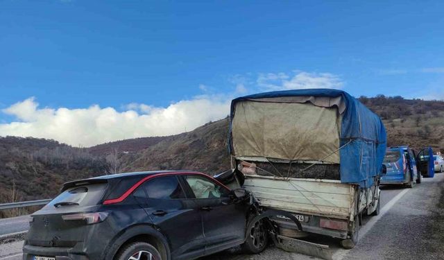 Hafif ticari araç kamyonete çarptı: 5 yaralı
