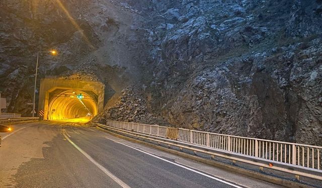 Heyelan nedeniyle kapanan Artvin-Erzurum ve Artvin-Ardahan karayolu ulaşıma açıldı