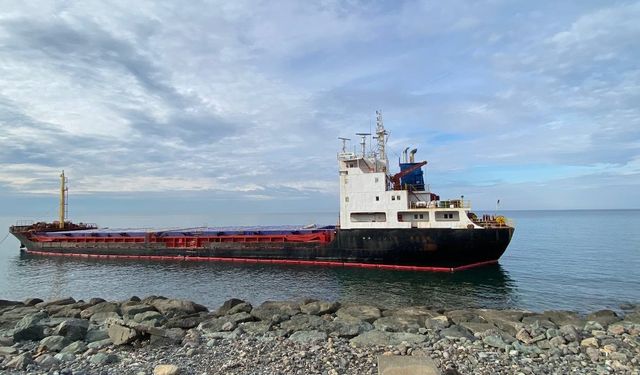 Hopa sahilinde karaya oturan geminin onarım çalışması 40 gündür sürüyor