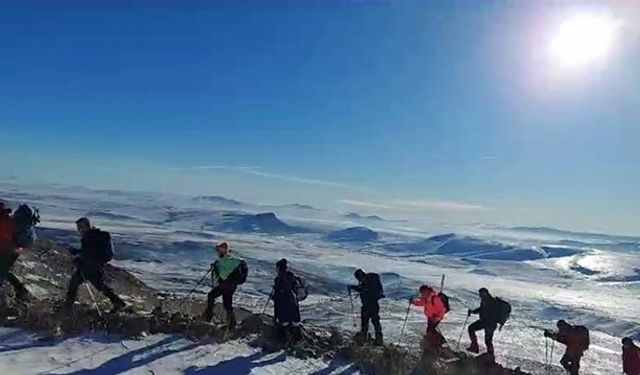 Iğdırlı dağcılar Sarıkamış Şehitleri için Allahuekber Dağı’na tırmandı