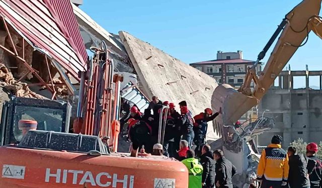 Kahramanmaraş’ta hasarlı bina yıkımı sırasında operatör enkaz altında kaldı