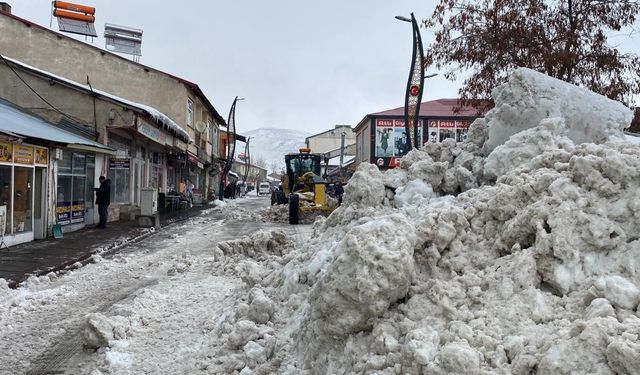 Karlıova’da günde 40 kamyon kar ilçe dışına atılıyor