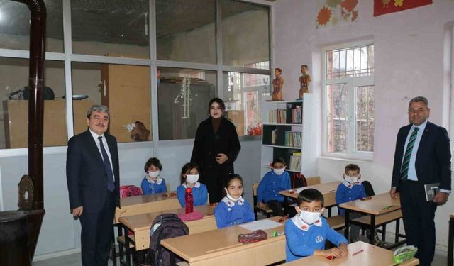 Köyde grip vakaları artınca Ebru öğretmen maske uygulaması başlattı