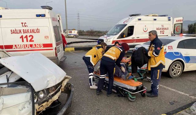 Manisa’da 2 otomobil çarpıştı: 8 yaralı
