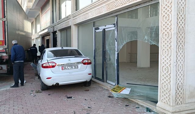 Mardin’de kontrolden çıkan tır, üç araç ve bir işyerine zarar verdi: 2 yaralı