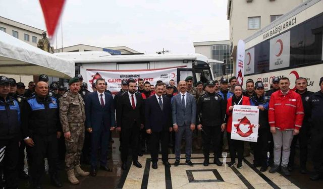 Osmaniye polisi Kızılay’ın ‘Birbirimize Candan Bağlıyız’ kampanyasına destek verdi