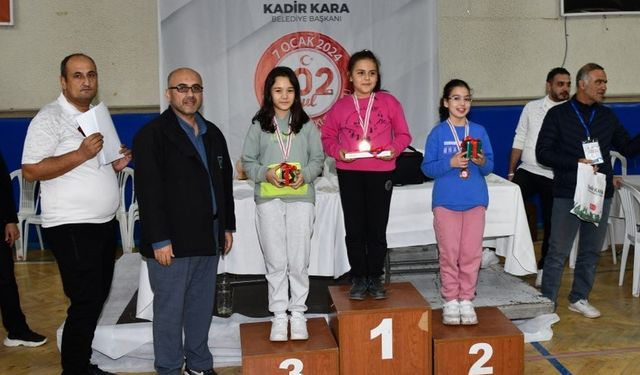 Osmaniye’de ’Kurtuluş Kupası’ satranç turnuvası ödülleri verildi