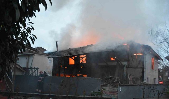 Sakarya’da korkutan yangın: İki katlı ev alev topuna döndü