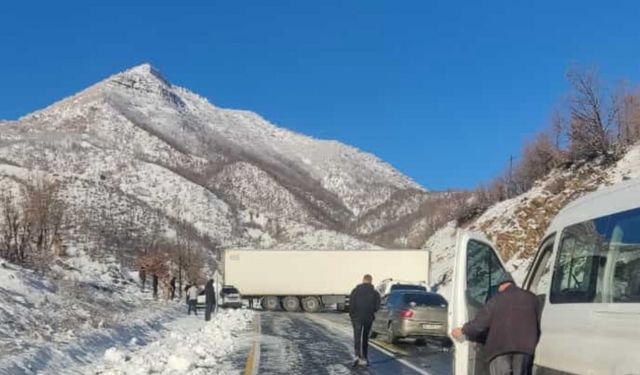 Şırnak-Hakkari yolu tırın yola yan girmesi nedeniyle ulaşıma kapandı