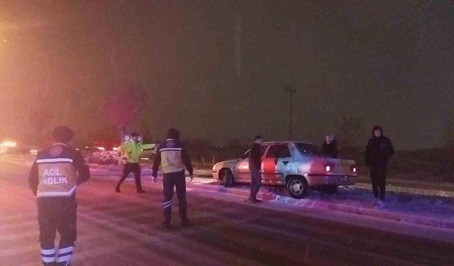 Sivas’ta buzlanan yol kazalara neden oldu