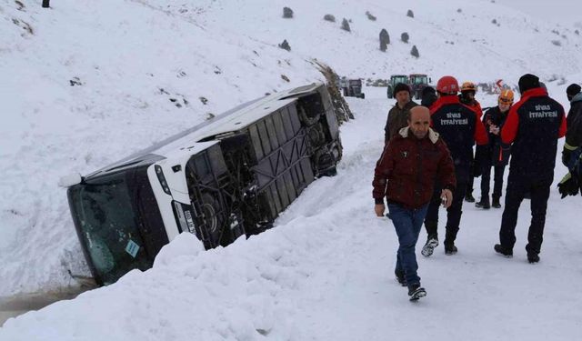 Sivas’ta cenaze yakınlarını taşıyan otobüs devrildi: 20 yaralı
