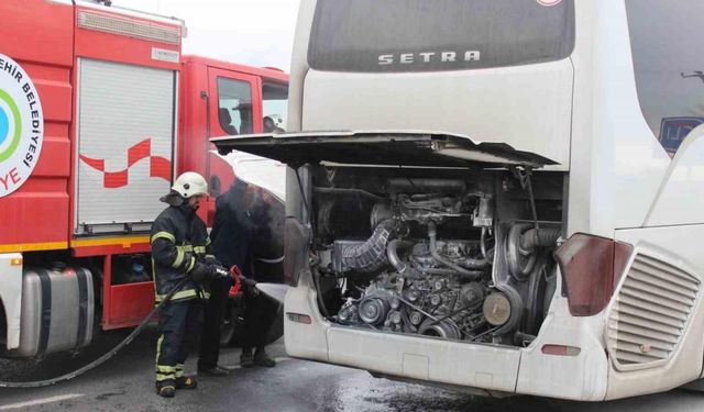 Tamire giden yolcu otobüsünde yangın çıktı
