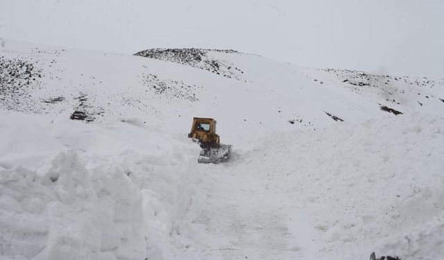 Tatvan’da 25 köy yolu ulaşıma kapandı