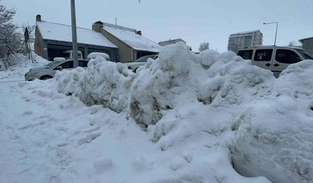 Tatvan’da biriken karlar yer yer 3 metreyi geçti