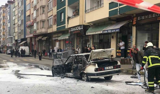 Trabzon’da araç sokak ortasında alev alev yandı