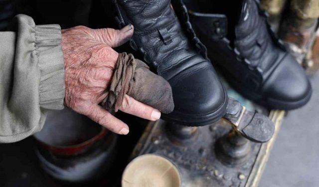 73 yaşındaki “Boyacı Mehmet dayı” 46 yıldır aynı yerde ayakkabı boyuyor
