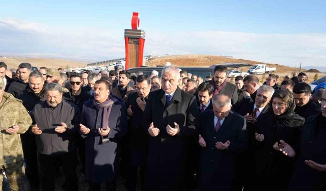 Bakan Ersoy depremde hayatını kaybedenleri mezarı başında andı