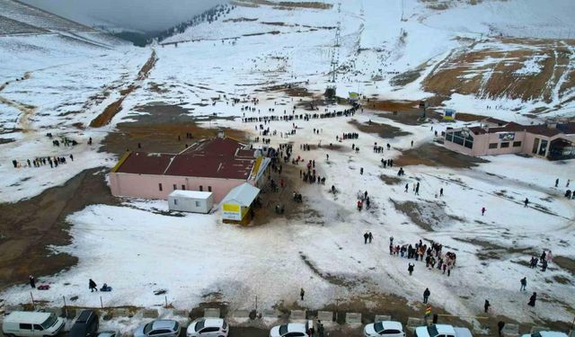 Çocuklarına depremin yıl dönümünü unutturmak için kayak merkezine akın ettiler