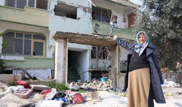 Depremzede yaşlı kadını darp edip, hasarlı evinden demirleri çalıp kaçtılar