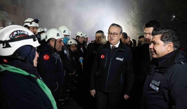 Diyarbakır Valisi, depremde arama-kurtarma çalışmalarına katılan ekiplerle bir araya geldi