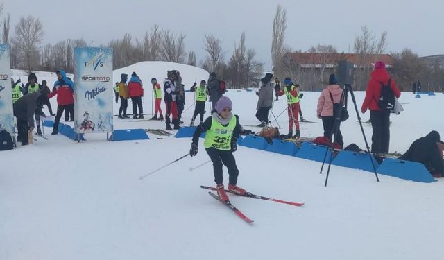 Erzurum’da kayaklı koşu yarışları nefes kesti