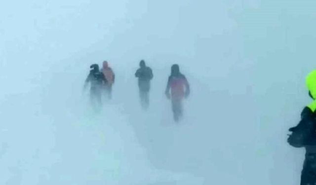 Fırtına nedeniyle 21 dağcı zirve tırmanışını yarıda bıraktı