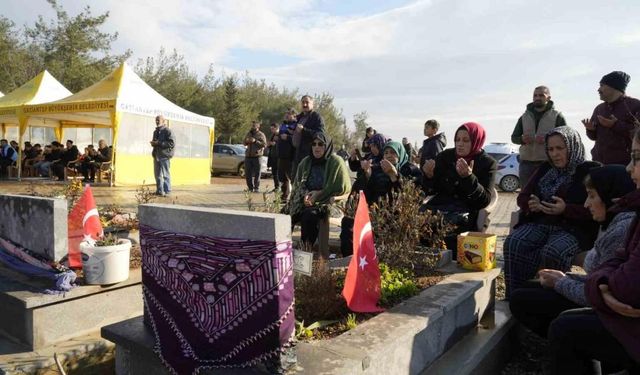 Gaziantep’te deprem mezarlığında duygusal anlar