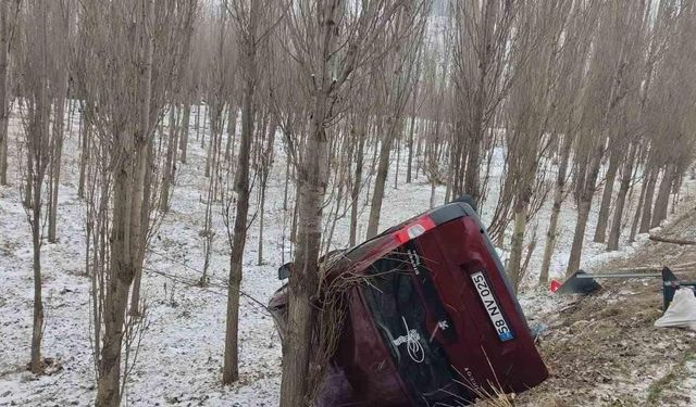 Hafif ticari araç yan yattı: 6 kişi yaralandı