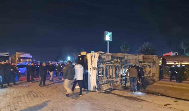 Hatay’da göreve giden polisleri taşıyan midibüs devrildi: 10 yaralı