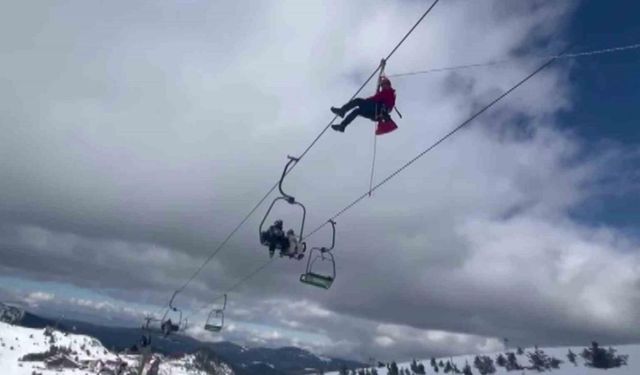 Kayak merkezinde metrelerce yükseklikte mahsur kalan 67 kişi kurtarıldı