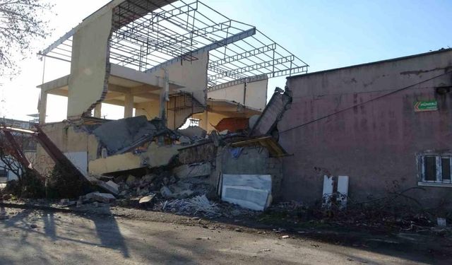 Malatya’da sanayi sitesinde 6 dükkanın bulunduğu blok çöktü