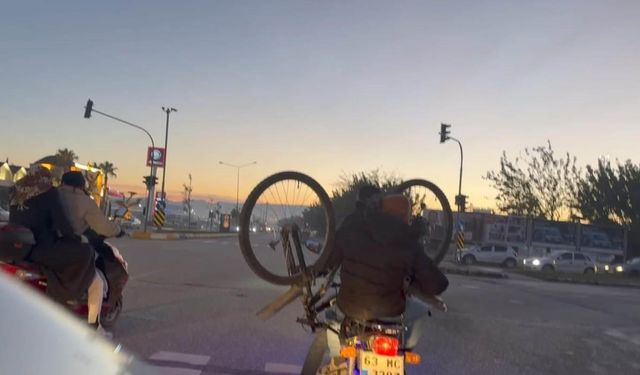 Motosiklet üzerinde bisikletle yolculuk kamerada