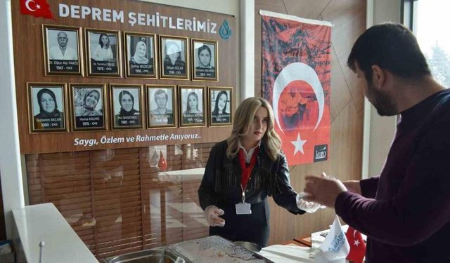 Sular Akademi Hastanesi depremde hayatını kaybedenlerin anısına helva ikramı yaptı
