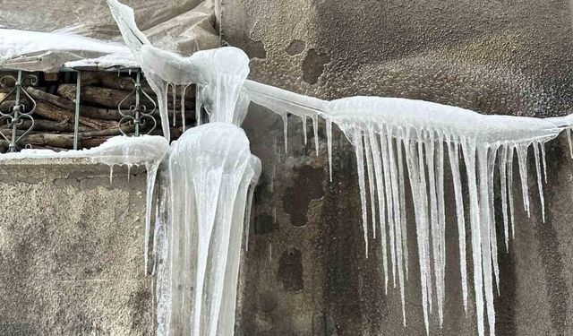 Yüksekova’da Sibirya soğukları; çatılarda buz sarkıtları 4 metreyi geçti