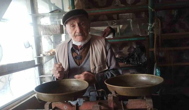 90 yaşındaki Zekeriya amca 50 yıllık eski tip terazisinden vazgeçmiyor