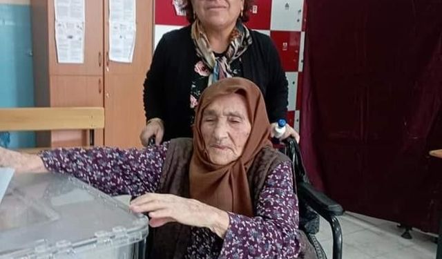 94 yaşındaki yaşlı kadın tekerlekli sandalyeyle oy kullandı
