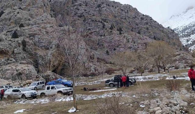 Aladağlar’da kar kütlesi altında kalan dağcı hayatını kaybetti