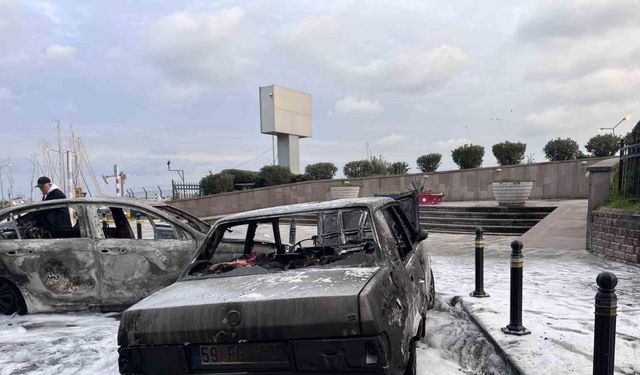 Avcılar’da yanan taksi park halindeki otomobile çarptı: İki araç alev topuna döndü