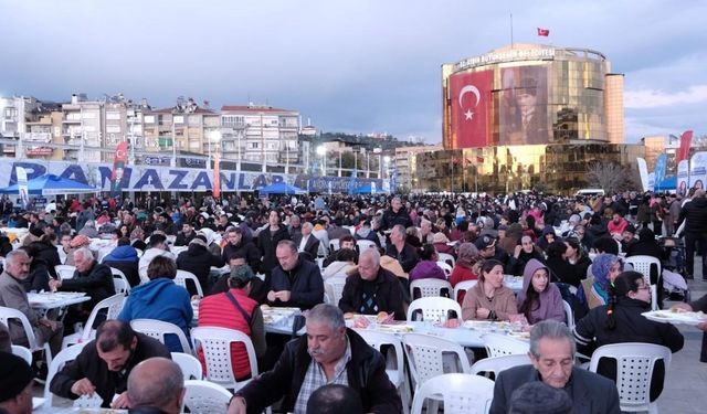 Aydın Büyükşehir Belediyesi kentin birçok noktasında iftar sofraları kurmaya devam ediyor
