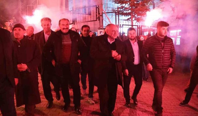 Başkan Esat Öztürk mahallelerde coşkuyla karşılanıyor