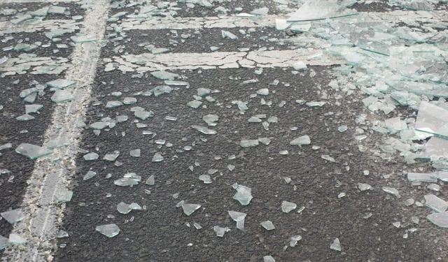 Bilecik’te seyir halindeki tırın dorsesinden camlar yola devrildi, trafik akışı durdu
