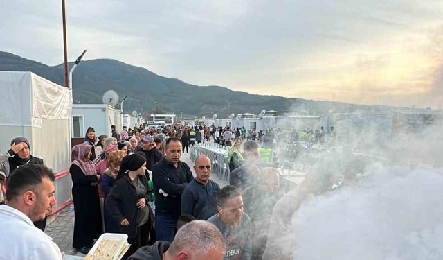Binlerce depremzede iftarı Adana kebap ile açtı