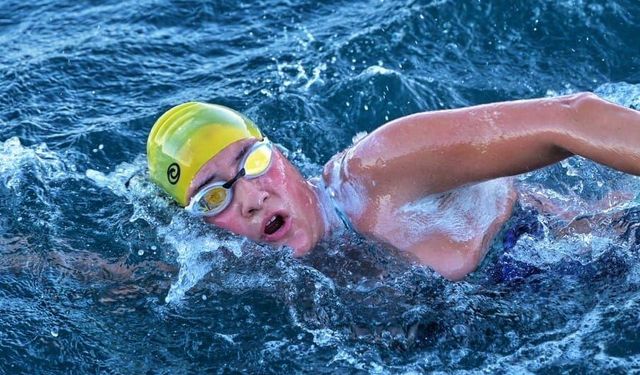Bodrumlu yüzücü Türkoğlu, karanlık sularda kulaç atıyor