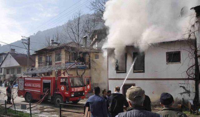 Bolu’da korkutan yangın, alevler yan eve sıçradı