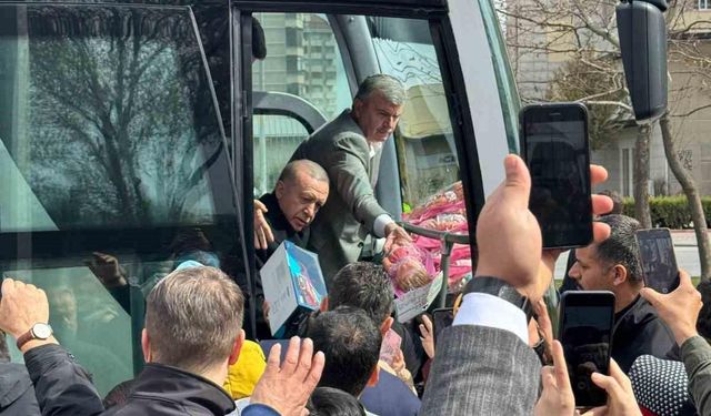 Cumhurbaşkanı Erdoğan çocuklara hediye dağıttı